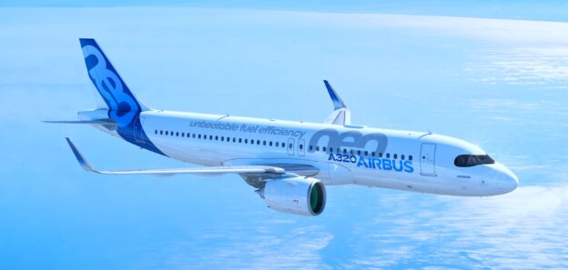 Airbus Flugzeug fliegt über den Ozean