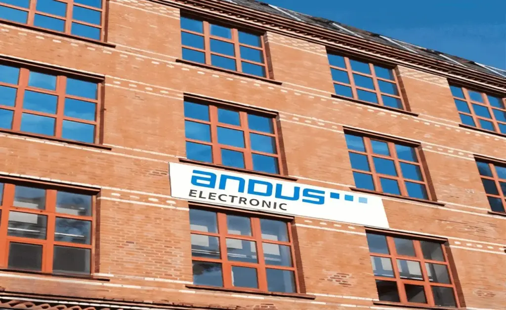 Bild von der Gebäudefassade Görlitzer Str. 52 mit Firmenschild von ANDUS ELECTRONIC