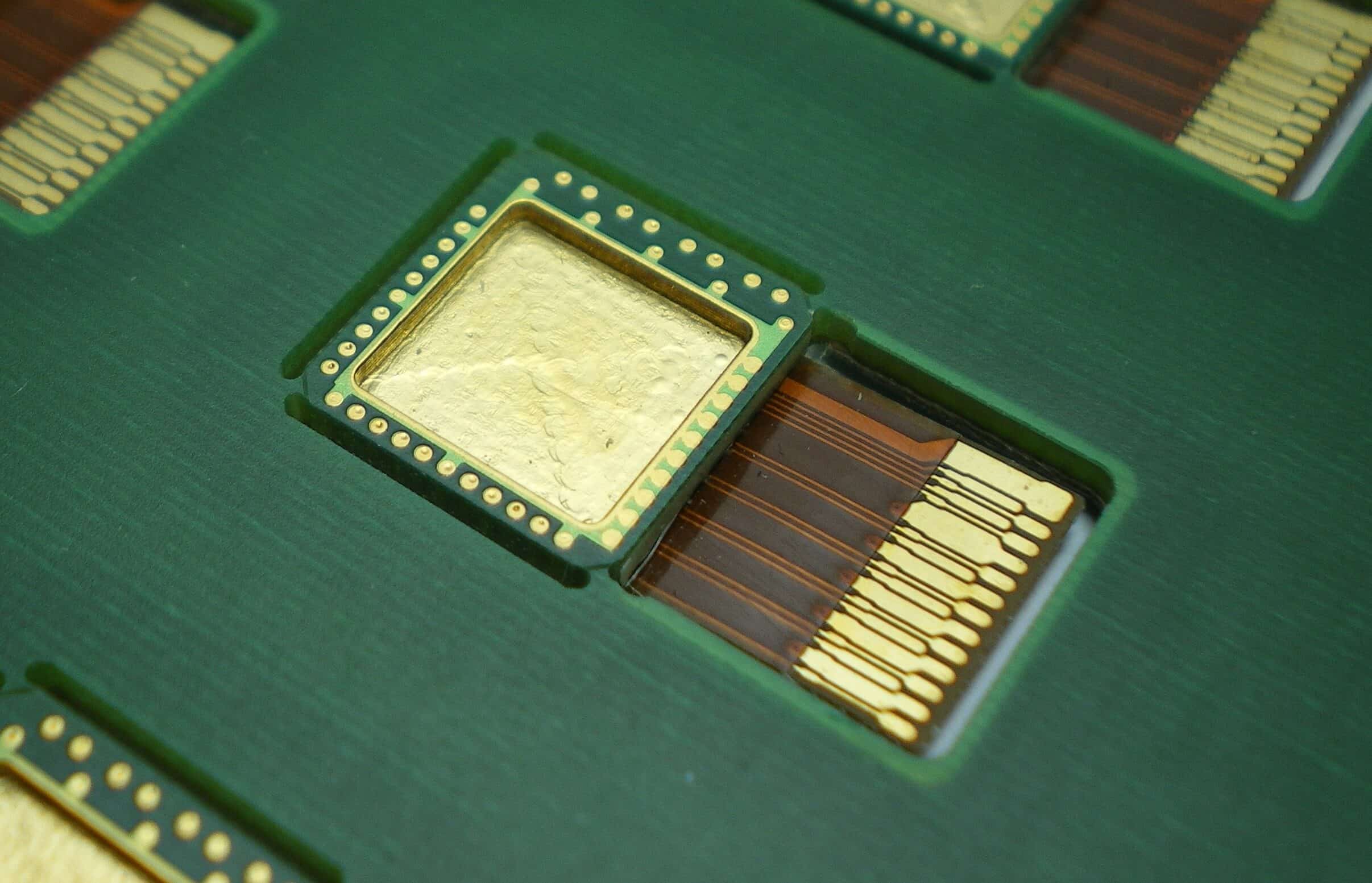 Starrflex-Leiterplatten die aufgereiht gezeigt werden