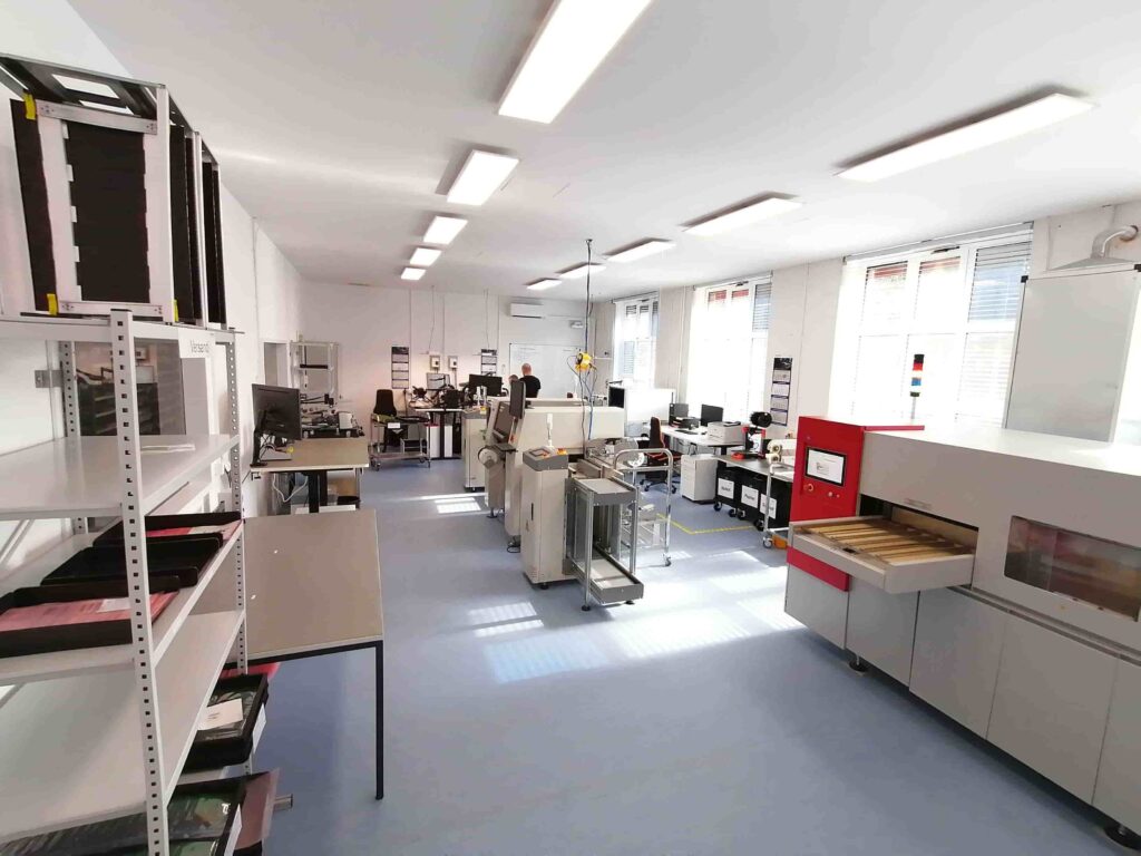 Ein Raum mit Maschinen für die Leiterplattenbestückung