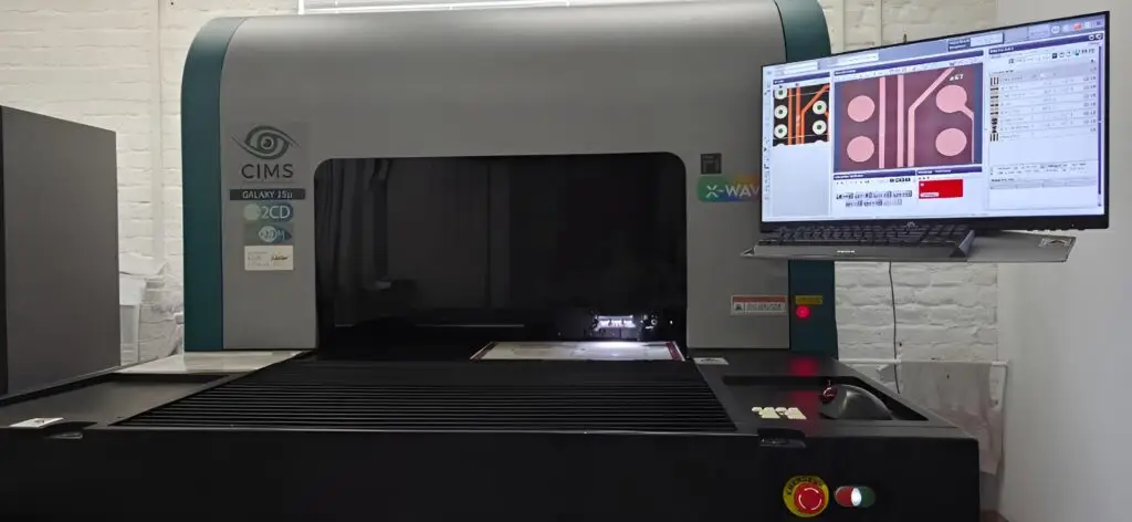 Eine arbeitende AOI Maschine, welche gerade eine FR4 testet